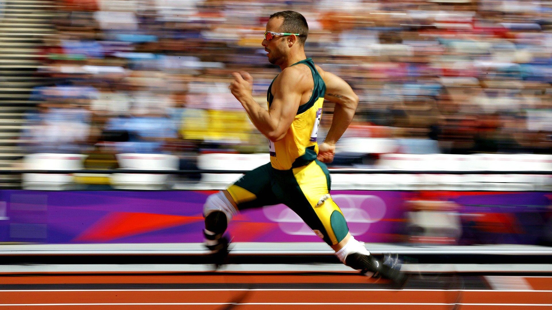 多平台转播提升橄榄球影响力，橄榄球传球的动作视频