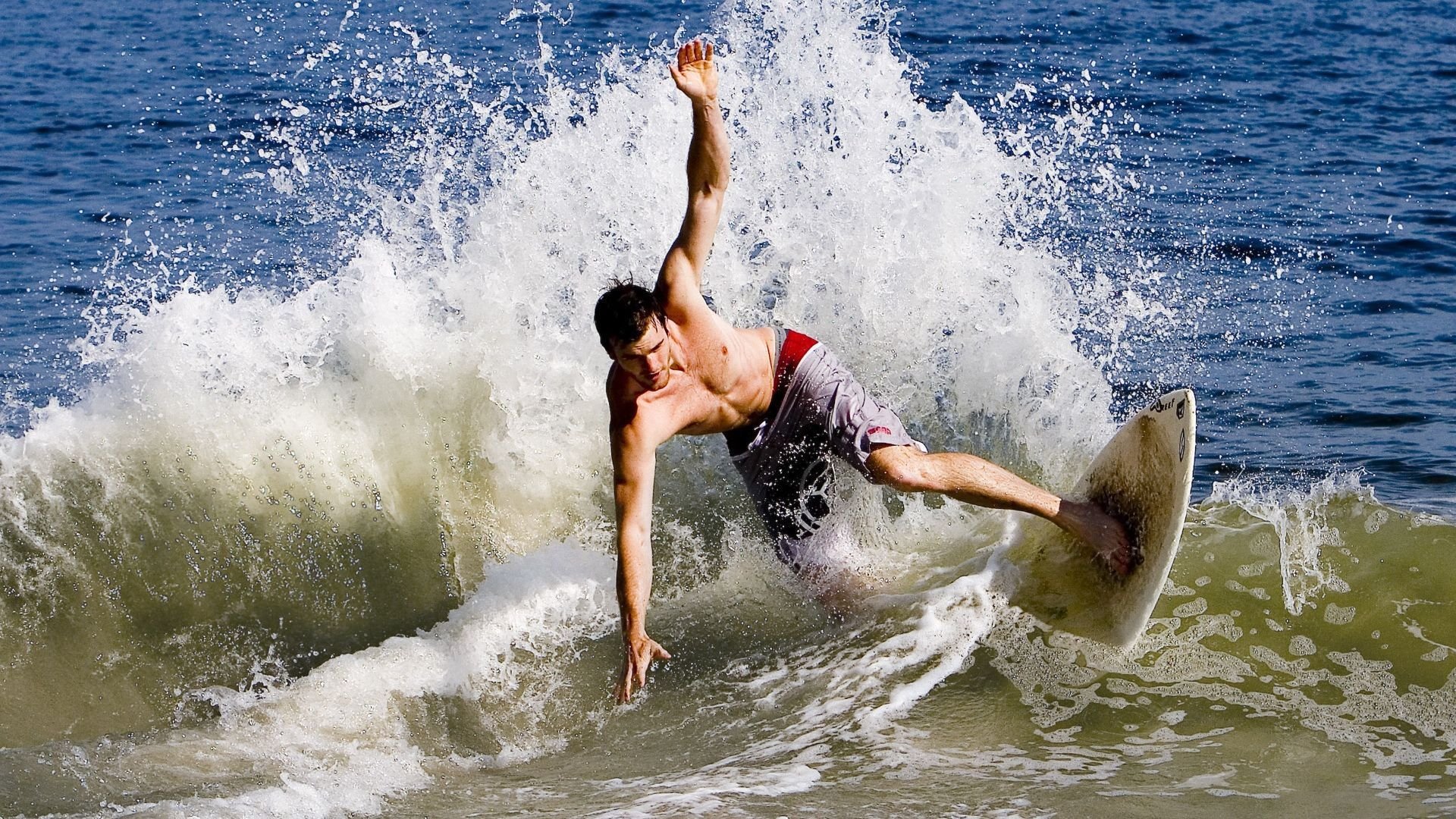 蛙泳比赛吉尔吉斯斯坦表现坚韧，吉尔吉斯斯坦游泳运动员